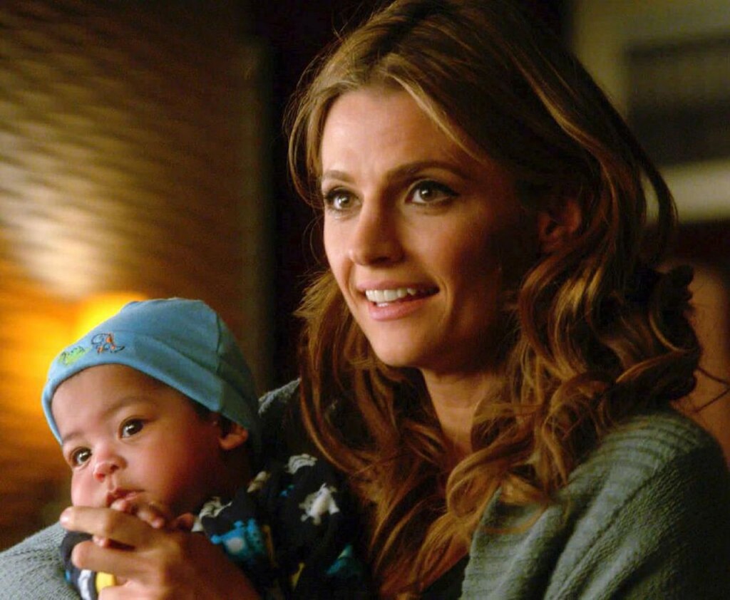 Kate (Stana Katic) a la garde d'un bébé durant une enquête.