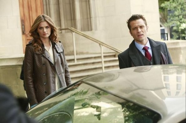 Beckett (Stana Katic) et Ryan (Seamus Dever) s'apprête à monter en voiture.
