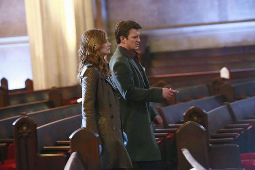 Beckett (Stana Katic) et Castle (Nathan Fillion) dans l'église.