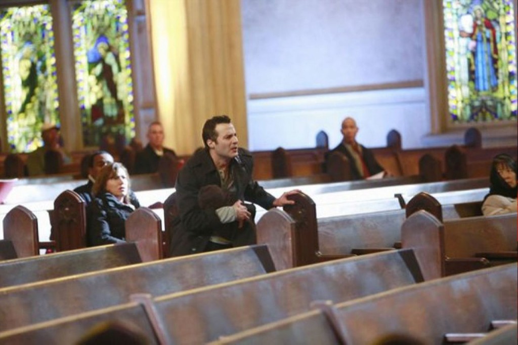 Blessé, Cameron Ducane (Chris Andrew Ciulla) trouve refuge dans l'église.