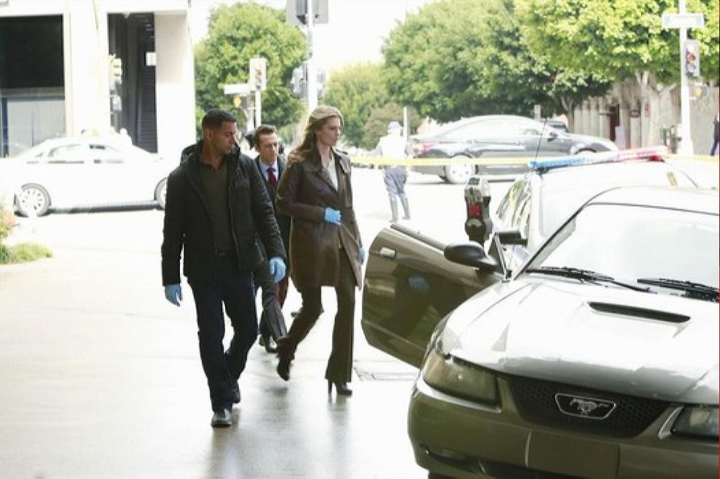 Beckett (Stana Katic), Ryan (Seamus Dever) et Esposito (Jon Huertas) se dirigent vers la voiture de la victime.