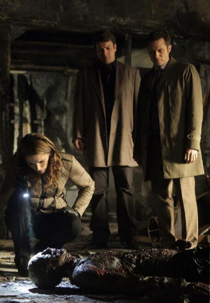 Beckett (Stana Katic) se penche sur la victime.