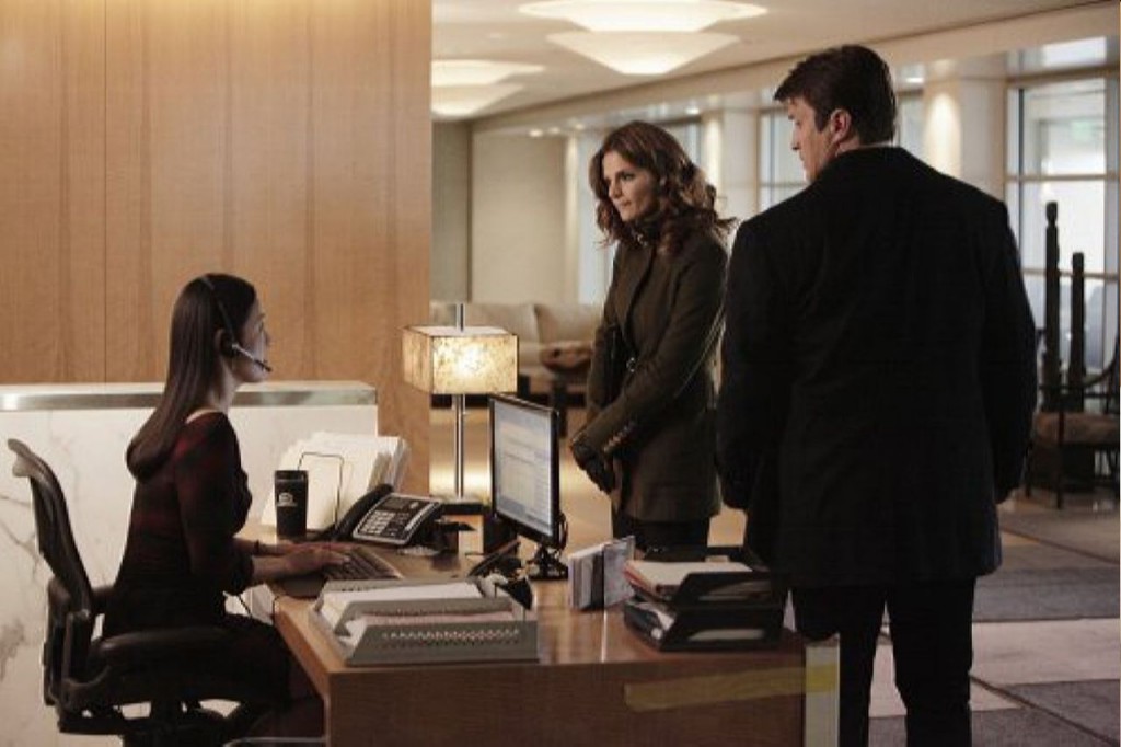 Beckett (Stana Katic) et Castle (Nathan Fillion) se présentent pour rencontrer un témoin.