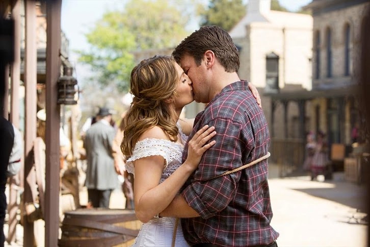 Un baiser en mode western entre Kate et Rick (Stana Katic, Nathan Fillion).
