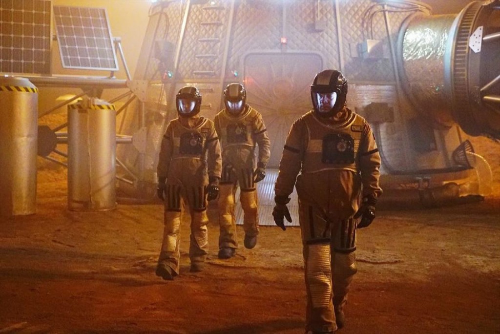 Beckett (Stana Katic) Esposito (Joon Huertas) et Castle (Nathan Fillion) marchent sur le sol de Mars.