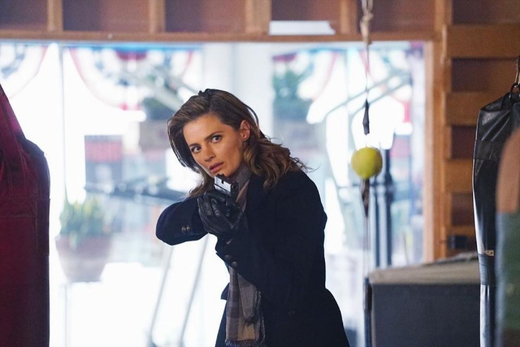 Kate Beckett (Stana Katic), prête à tirer.