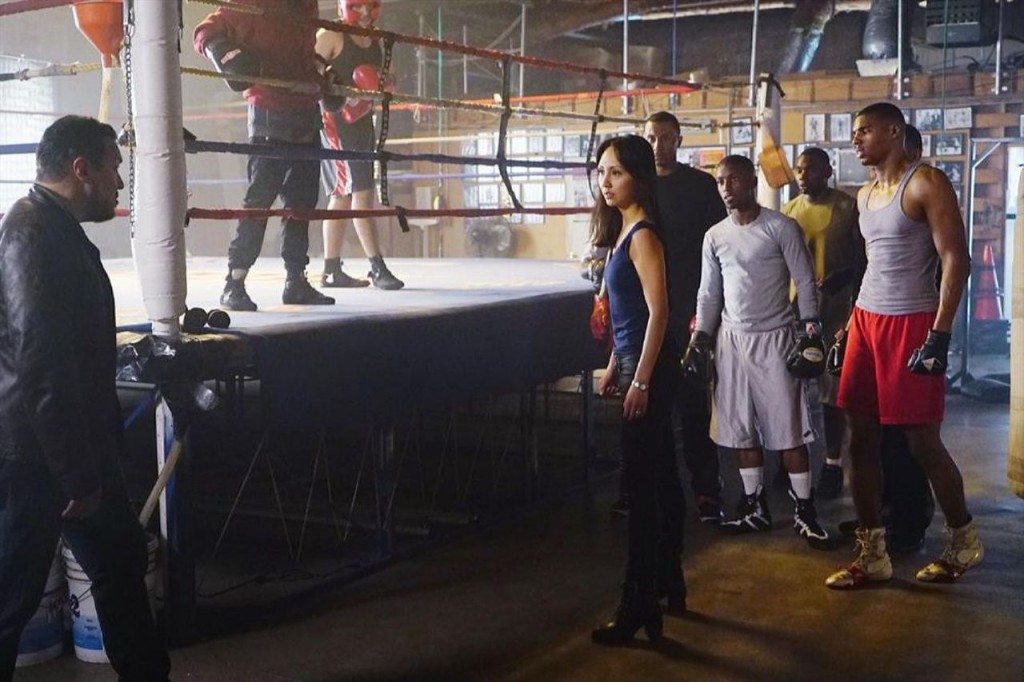 Zhang (Linda Park) observe le nouveau venu à la salle de boxe.