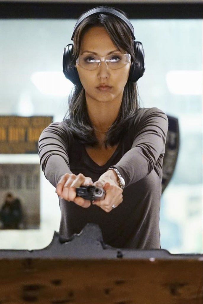 Zhang (Linda Park) arme son fusil.