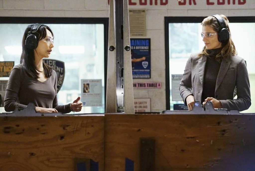 Un défi est lancé entre Zhang (Linda Park) et Beckett (Stana Katic).