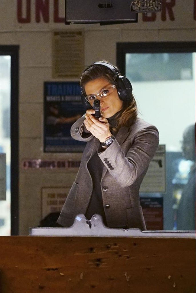 Beckett (Stana Katic), prête à viser la cible.