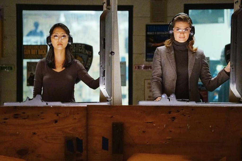Deux excellentes enquêtrices, Zhang (Linda Park) et Beckett (Stana Katic).