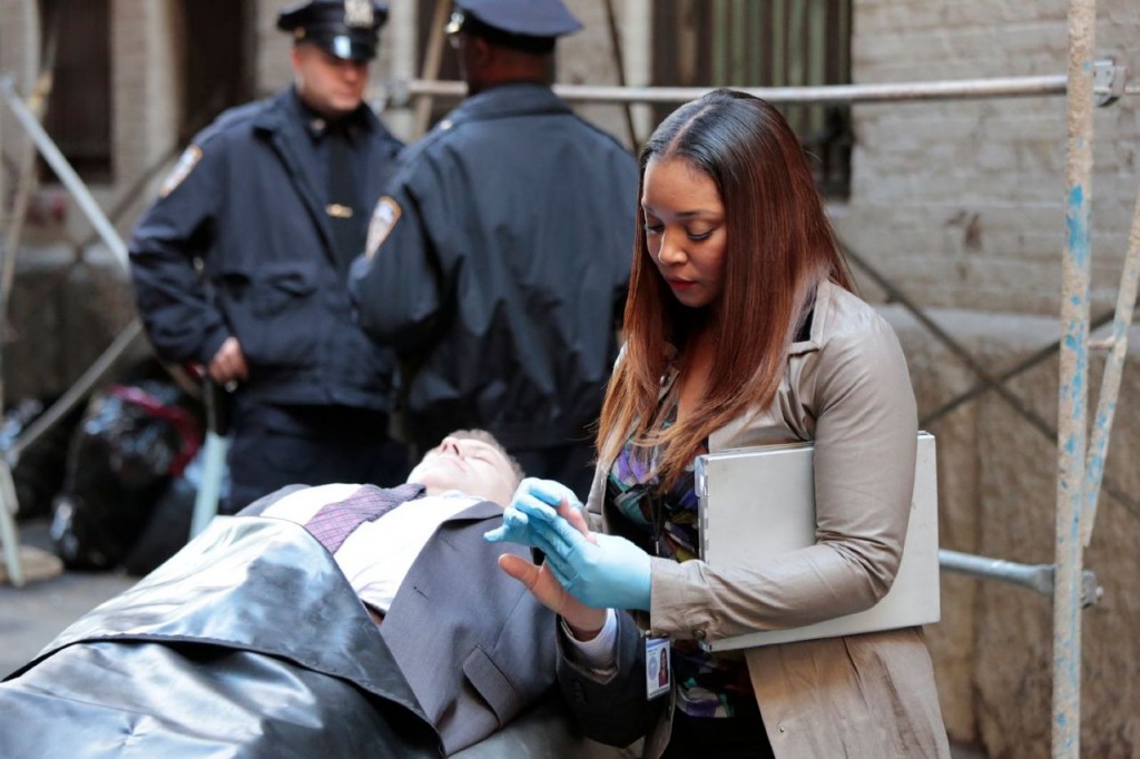 Lanie (Tamala Jones) étudie le corps de la victime.