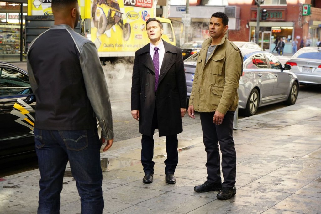 Esposito (Jon Huertas) et Ryan (Semaus Dever) questionnent un témoin.
