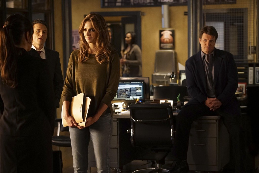 Sous le regard de Castle (Nathan Fillion), Beckett (Stana Katic) discute avec ses collègues.