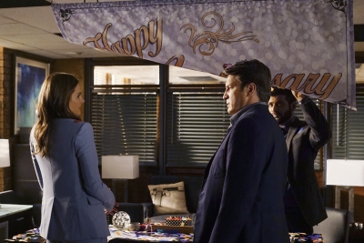 Beckett (Stana Katic) discute avec Castle (Nathan Fillion).