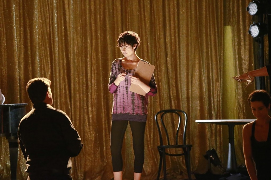 Sarah (Dagney Kerr) répond aux questions de Castle (Nathan Fillion).