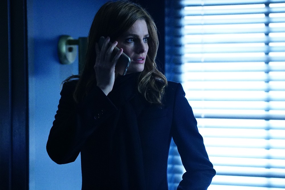 Kate Beckett (Stana Katic) a une importante conversation téléphonique.