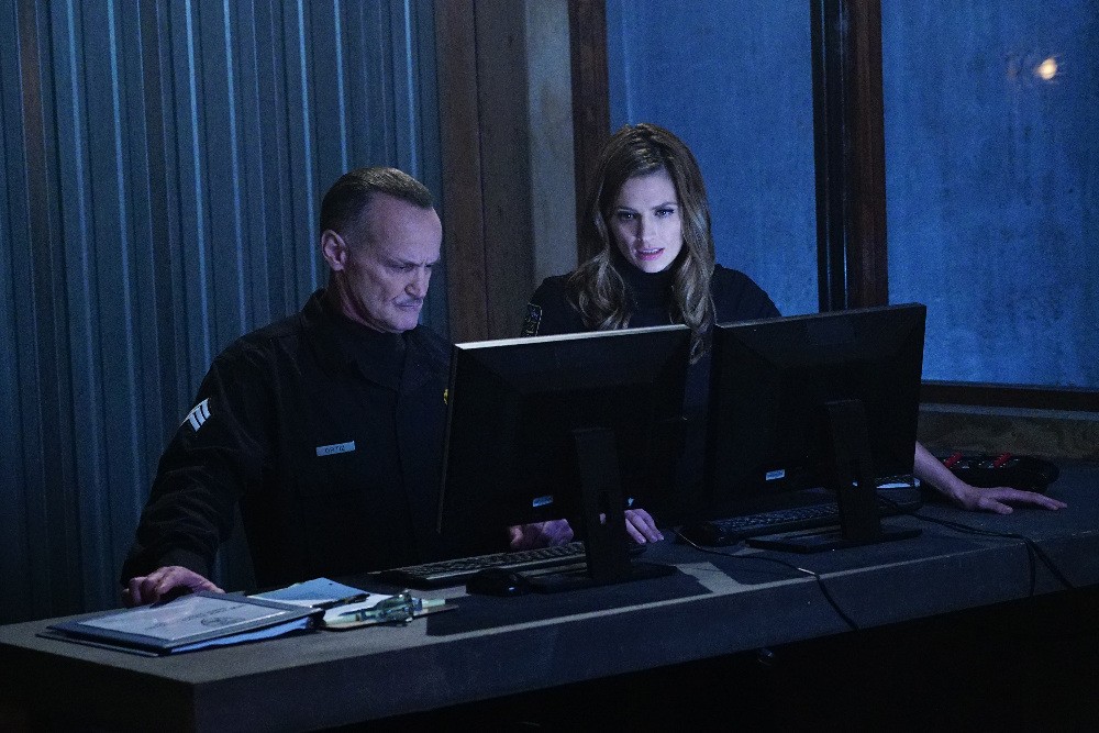 Kate (Stana Katic) et le Sgt. Joseph Ortiz (Michael Bowen) consultent des dossiers.