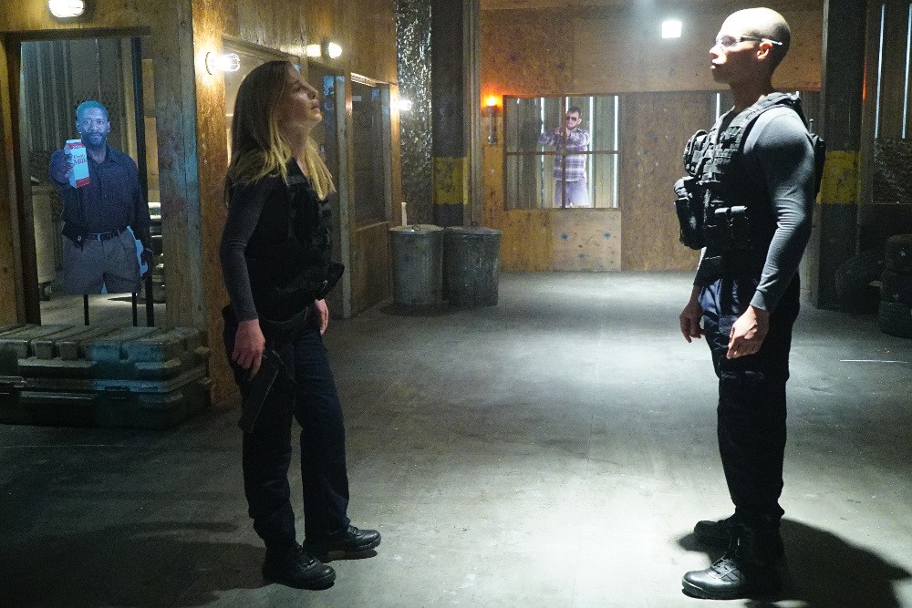 Rachel Decker (Ellen Woglom) et Dave Chambers (Delon De Metz) en situation de simulation.