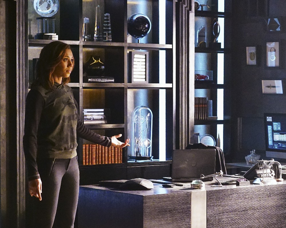 Hayley (Toks Olagundoye) dans le bureau de détective de Castle.