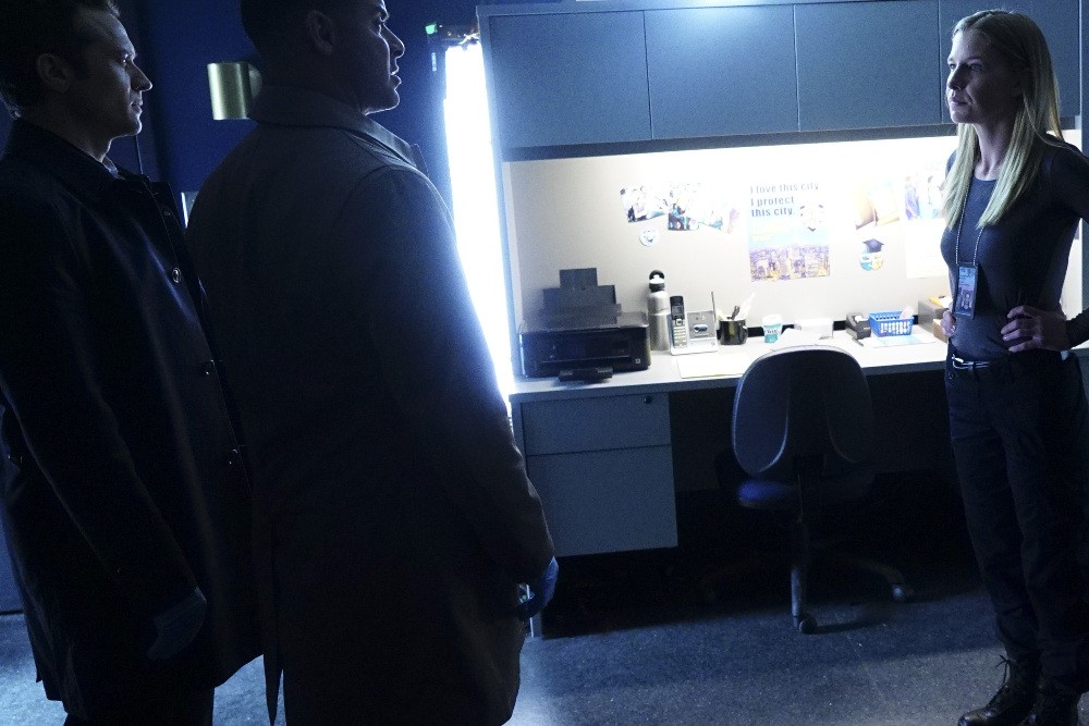 Esposito (Jon Huertas) et Ryan (Seamus Dever) interrogent une suspecte (Ellen Woglom).
