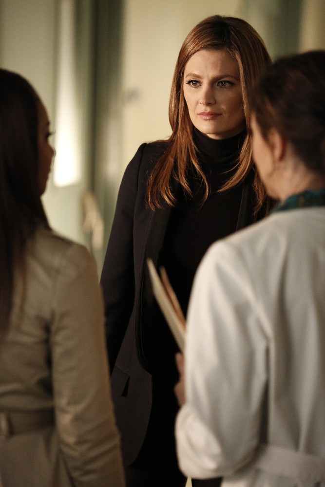 Kate (Stana Katic) est attentive aux conclusions du médecin et de Lanie.