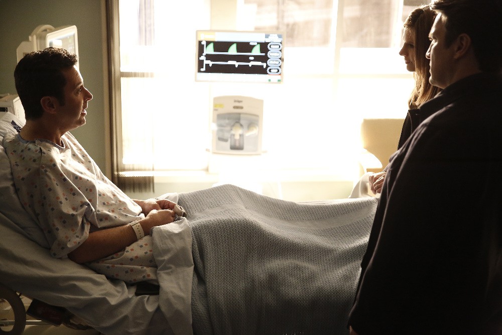 Alan Masters (Jonathan Silverman) discute de son cas  avec Beckett (Stana Katic) et Castle (Nathan Fillion)