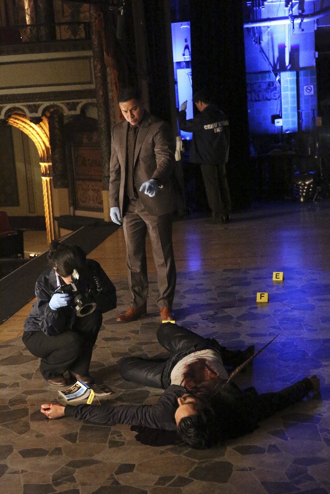 Javier Esposito (Jon Huertas) étudie la scène de crime.