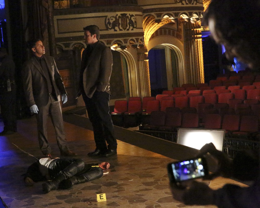 Castle (Nathan Fillion) et Esposito (Jon Huertas) discutent sur la scène de crime.