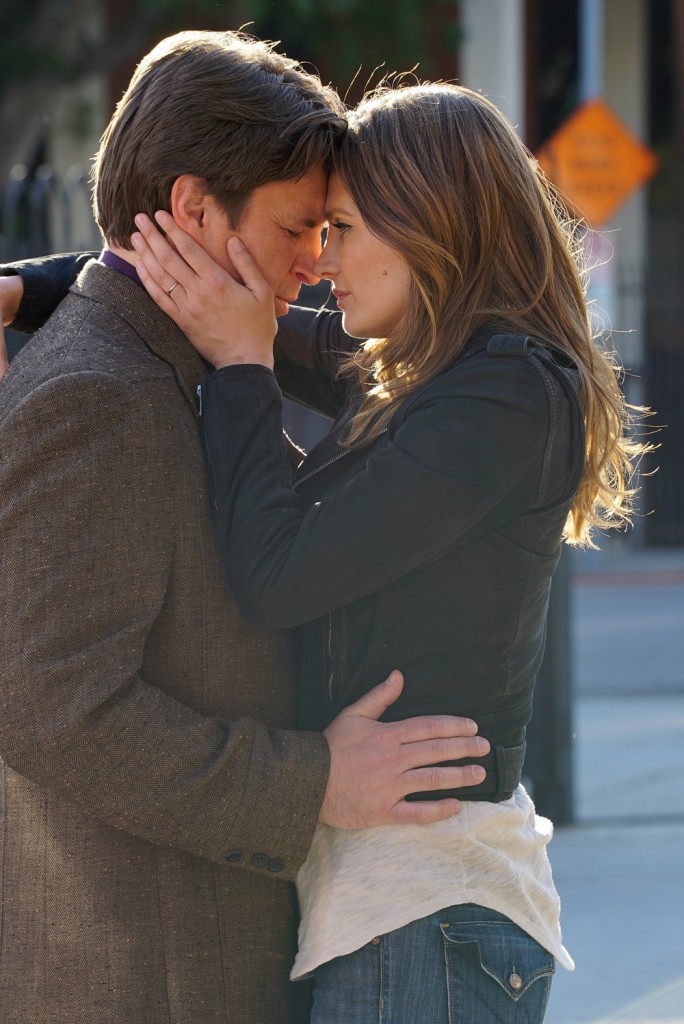 Tendre moment entre Kate (Stana Katic) et Rick (Nathan Fillion) qui se disent au revoir.