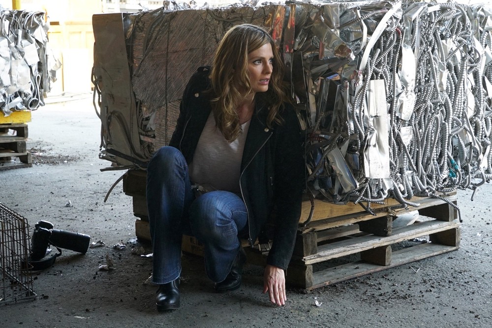 Beckett (Stana Katic) se tient prête à intervenir. 
