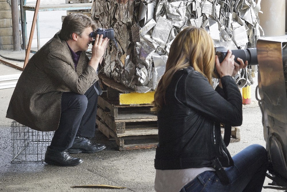 Kate (Stana Katic) et Castle (Nathan Fillion) observent leurs suspects. 