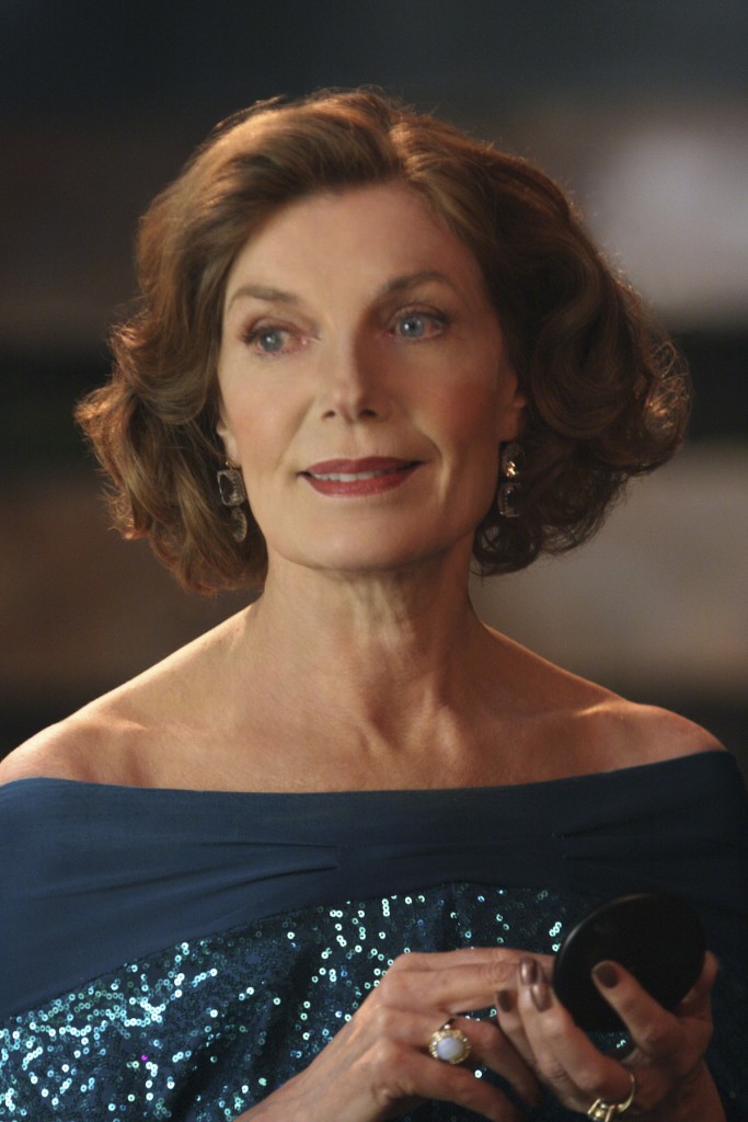 Susan Sullivan prête ses traits à Martha, la mère de Rick Castle (Nathan Fillion).