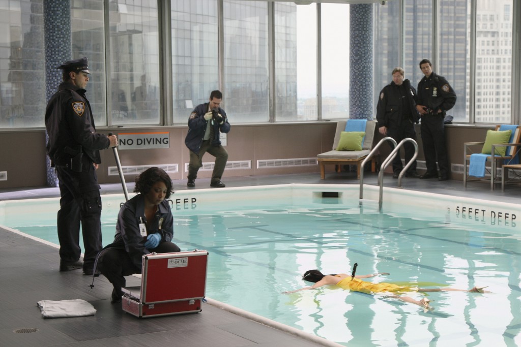 Lanie (Tamala Jones) et son équipe s'apprête à étudier le corps de la victime.