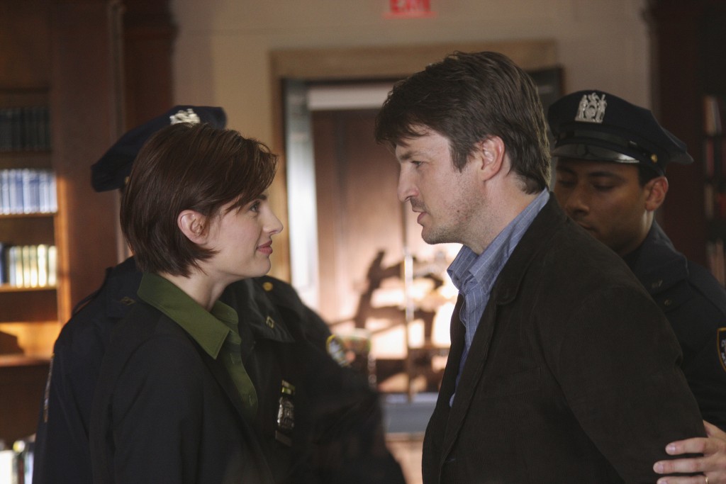 Rick Castle (Nathan Fillion) est arrêté par Beckett (Stana Katic).