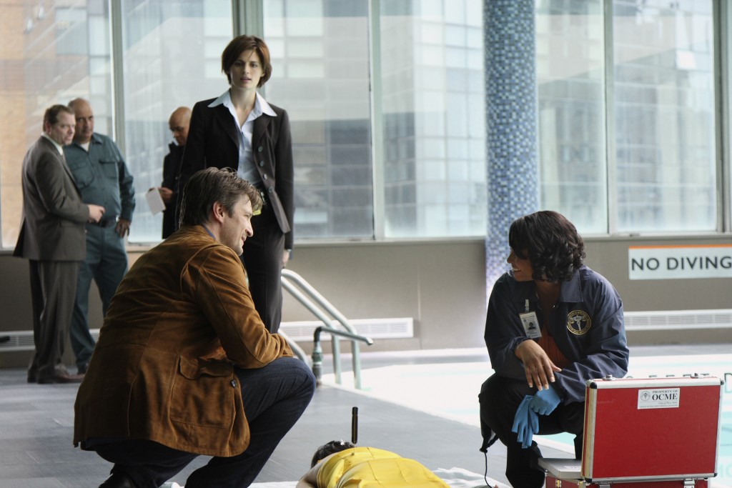 Beckett (Stana Katic) vient interrompre une discussion entre Lanie (Tamala Jones) et Castle (Nathan Fillion)