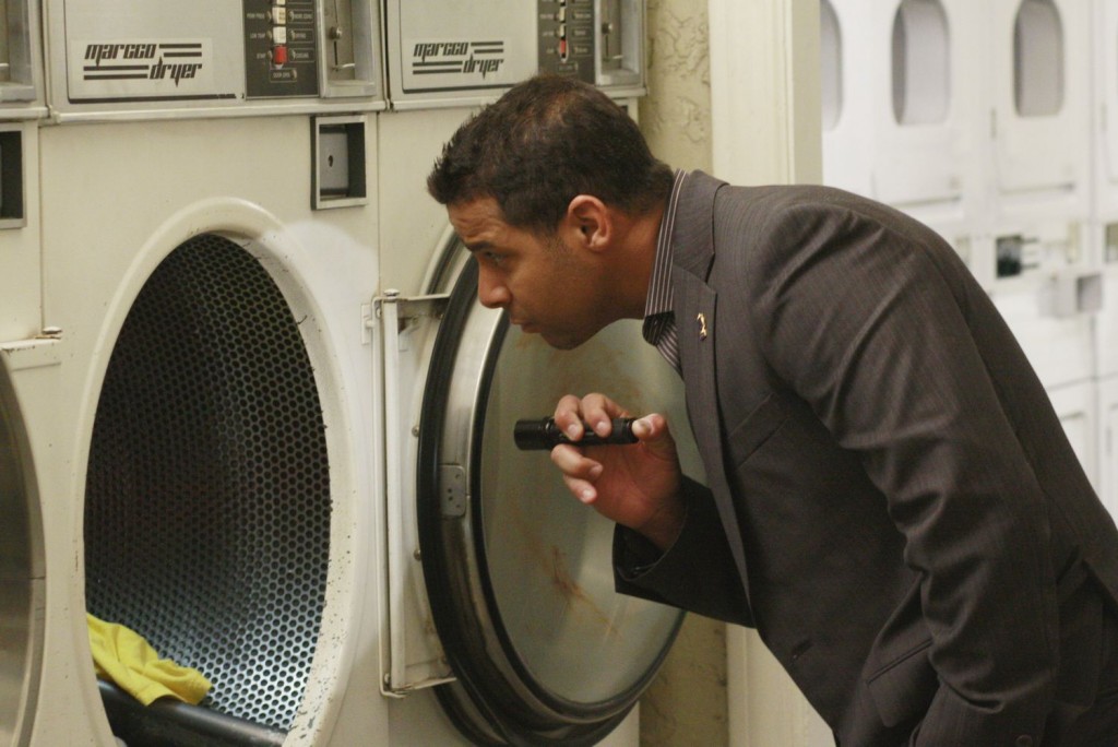 Que peut chercher Javier Esposito (Jon Huertas) dans la laveuse?