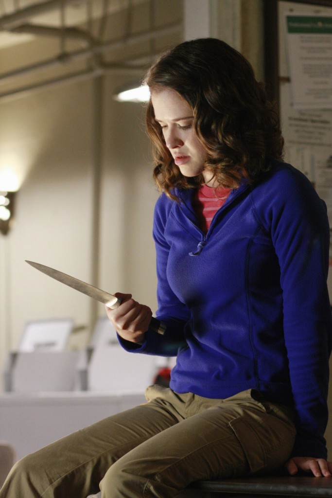 Chloe Richardson (Sarah Drew) observe son couteau...
