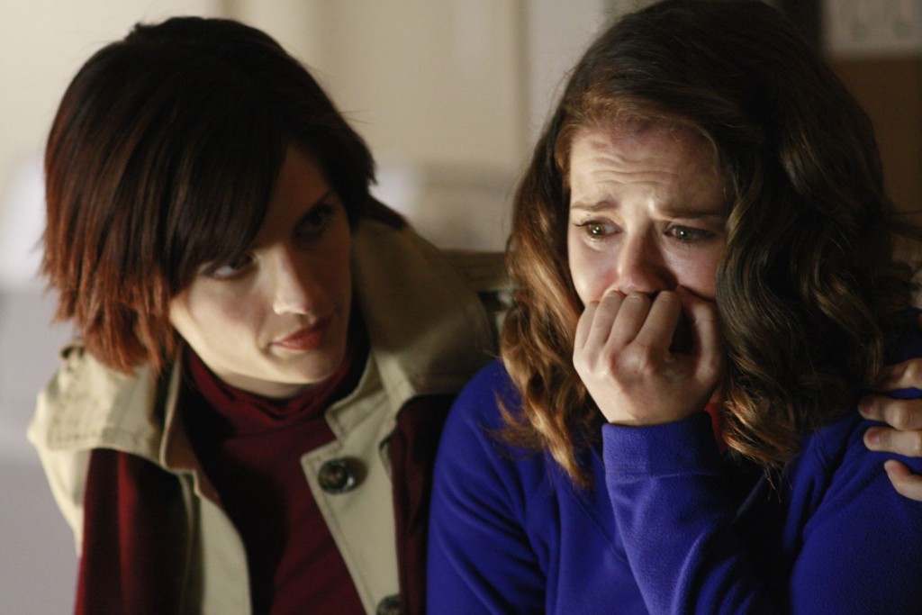 Kate Beckett (Stana Katic) tente de réconforter Chloe Richardson (Sarah Drew).