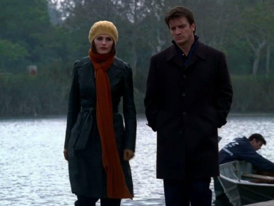 Castle (Nathan Fillion) et Beckett (Stana Katic) discutent de l'enquête en cours.