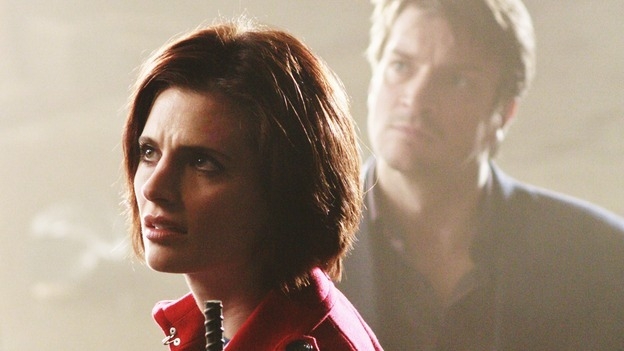 Beckett (Stana Katic) et Castle (Nathan Fillion) observe l'état étrange dans lequel a été trouvée la victime.