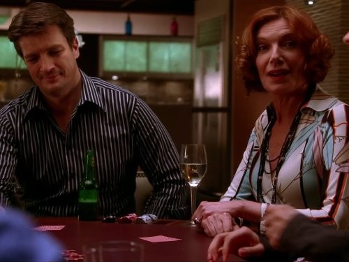 Rick Castle (Nathan Fillion) et Martha (Susan Sullivan) lors d'une partie de poker au loft.
