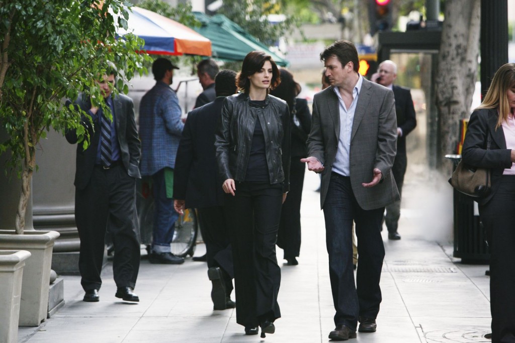 Beckett (Stana Katic) et Castle (Nathan Fillion) discutent en marchant.