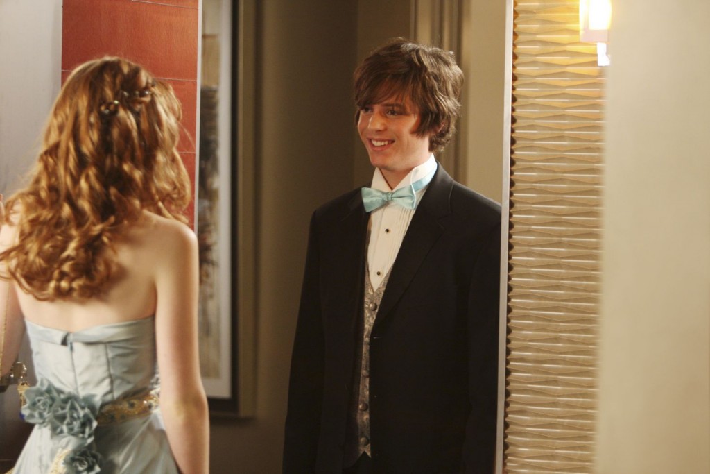 Owen (Drew Osborne) accompagne Alexis (Molly Quinn) au bal.