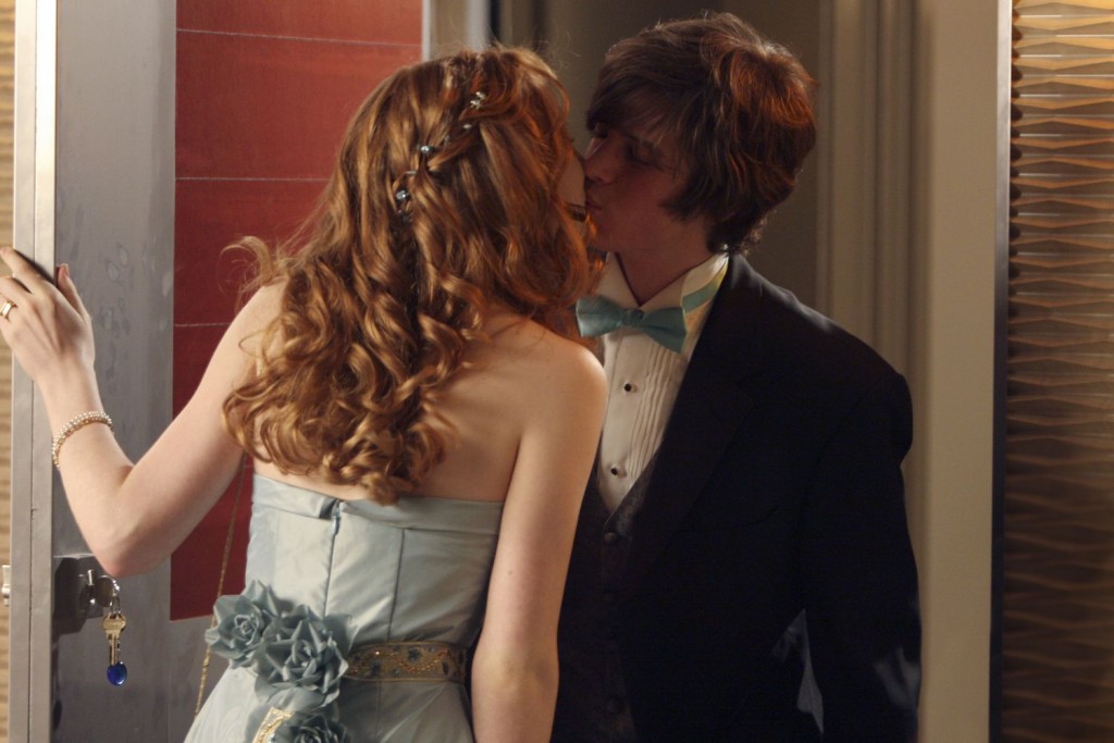 Un premier baiser pour Owen (Drew Osborne) et Alexis (Molly Quinn).