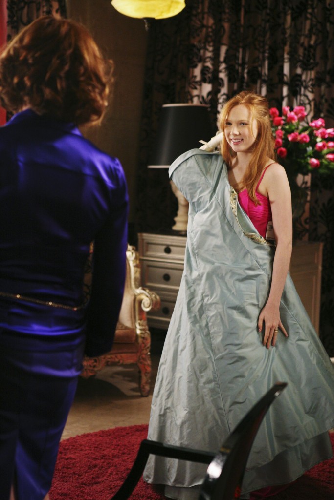 Alexis (Molly Quinn) cherche la robe parfaite.