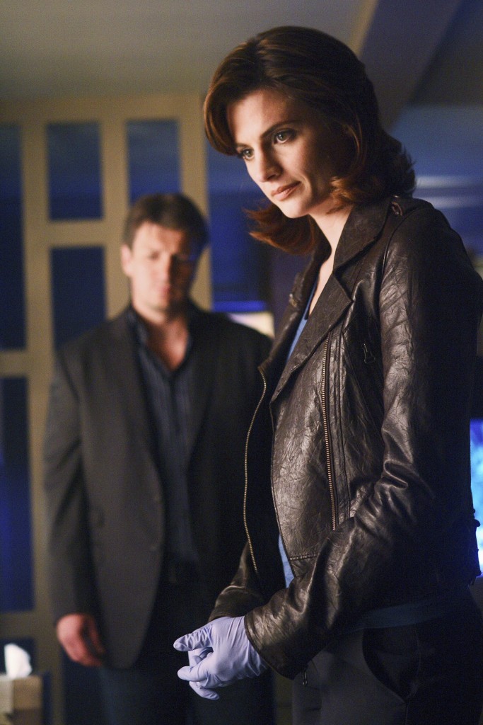 Beckett (Stana Katic) et Castle (Nathan Fillion) observe la scène de crime.