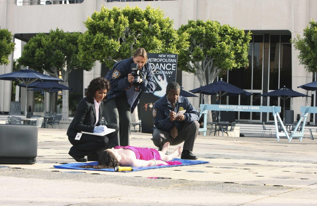 Lanie Parish (Tamala Jones) et l'équipe scientifique du NYPD examine la scène de crime. 