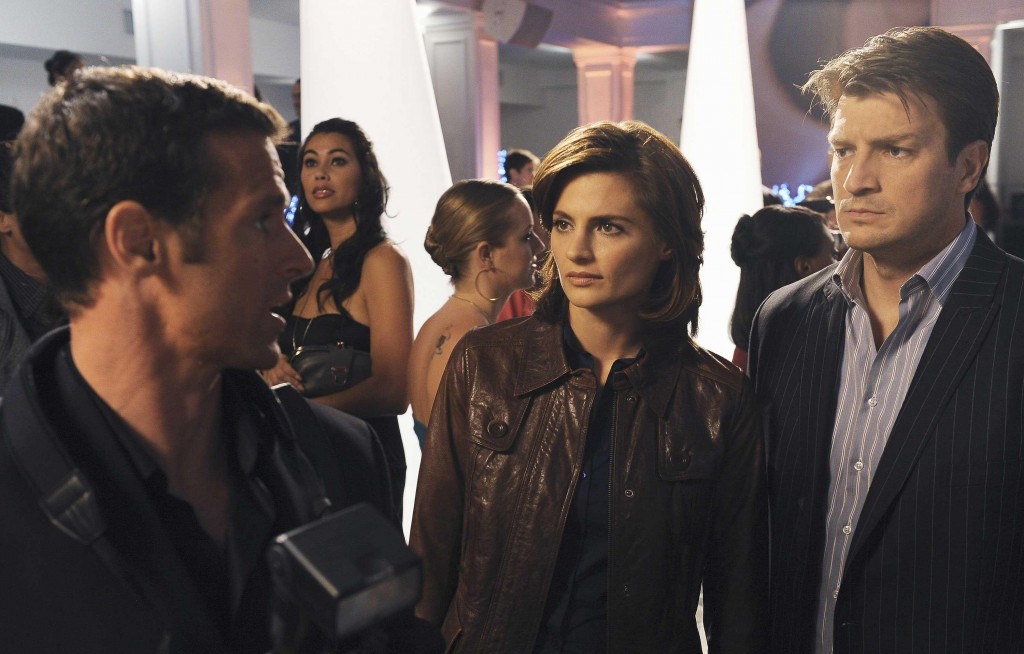 Beckett (Stana Katic) et Castle (Nathan Fillion) discutent avec un témoins.