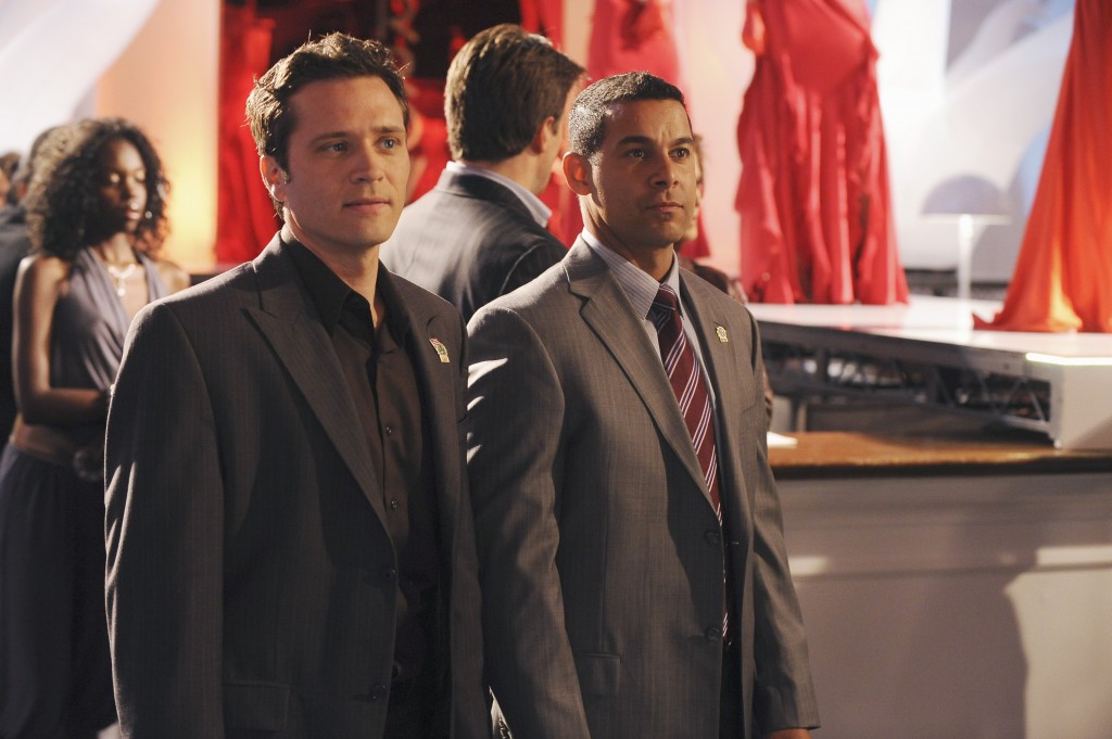 Esposito (Jon Huertas) et Ryan (Seamus Dever) à la recherche de témoins.